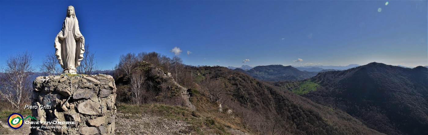 36 Alla Madonnina del Costone (1195 m) con vista a nord-est verso Salmezza e  le Podone .jpg